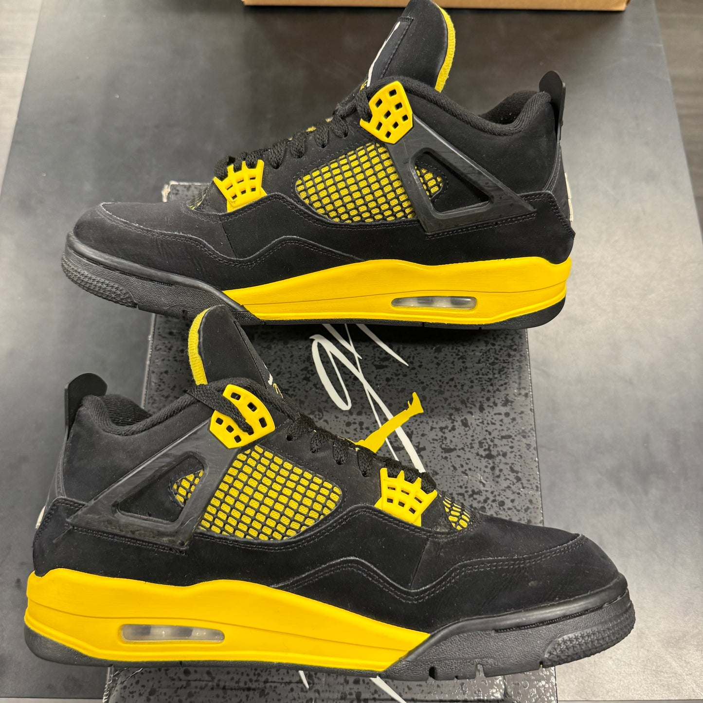 Jordan 4 Retro Thunder 2023 U10.5