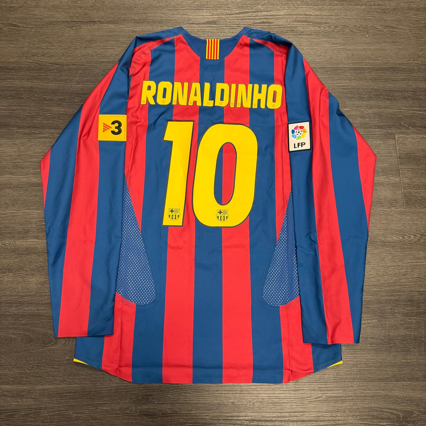 Nike FC Barcelona Re-Issue 2005/06 Ronaldinho #10 Home Jersey