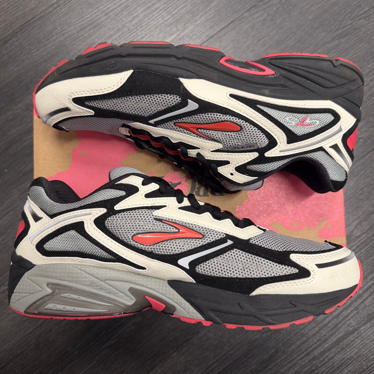 Brooks Adrenaline GTS 4 Jeff Staple Black White Pigeon Pink