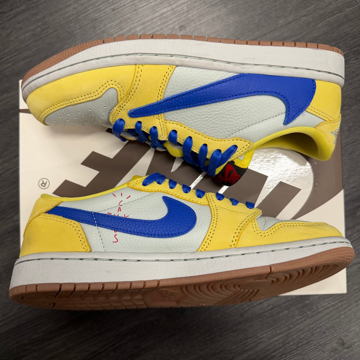 Jordan 1 Retro Low OG SP Travis Scott Canary (Women's) U8W