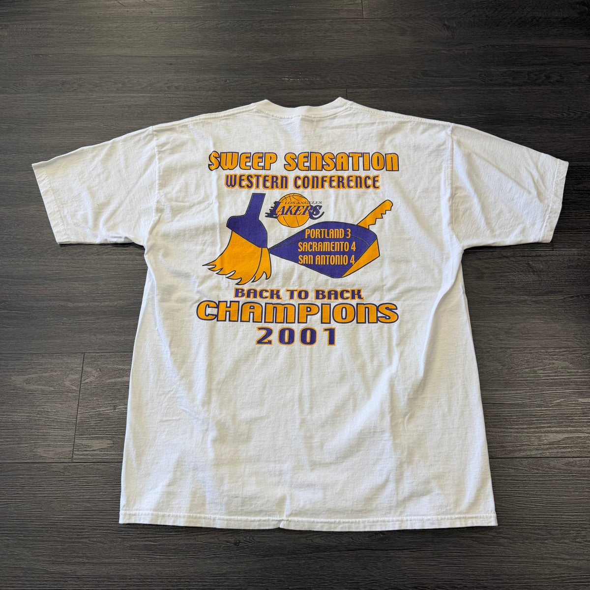 Lakers Vintage 2001 Tee