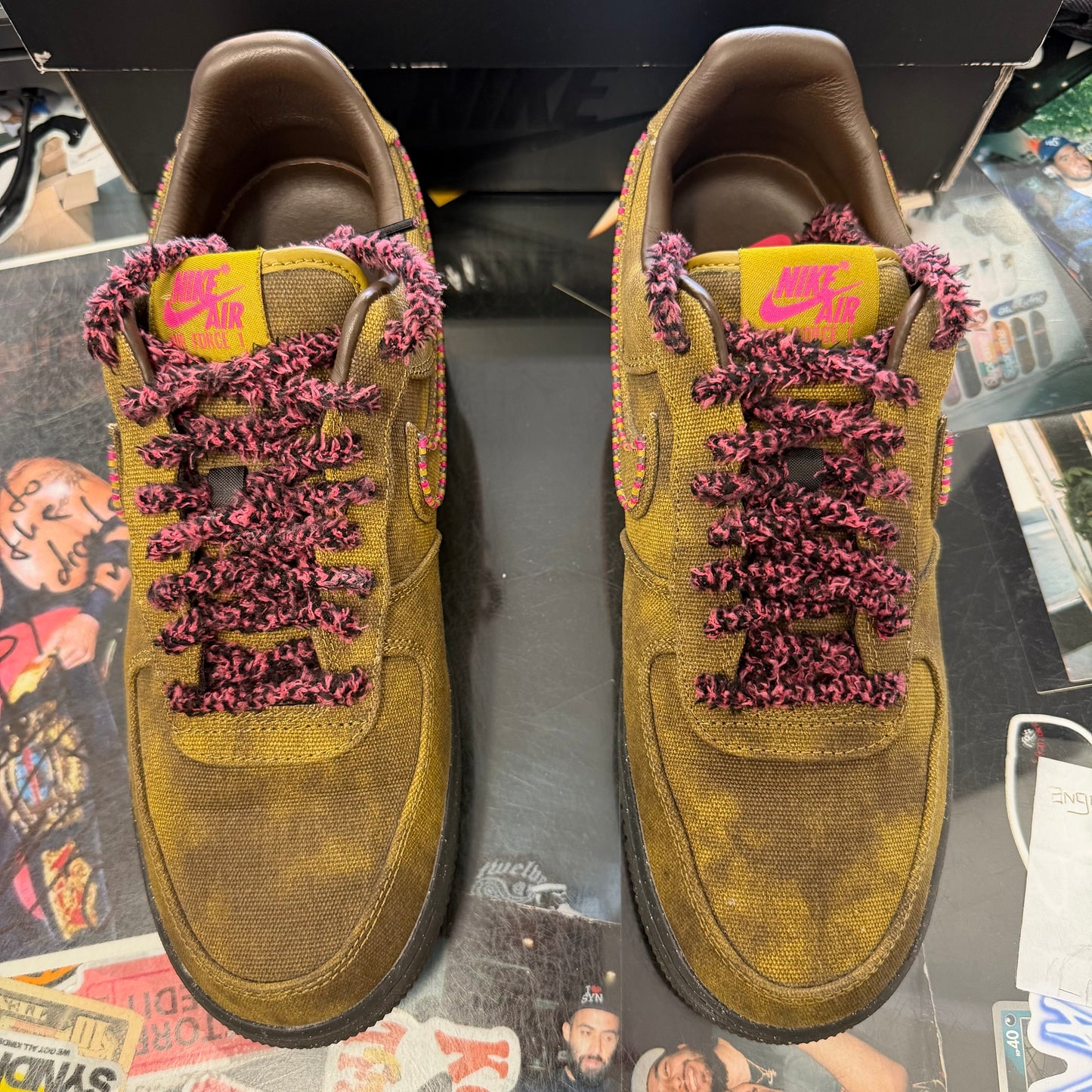 Nike Air Force 1 Low '07 QS Boucle Desert Moss Fierce Pink U9.5